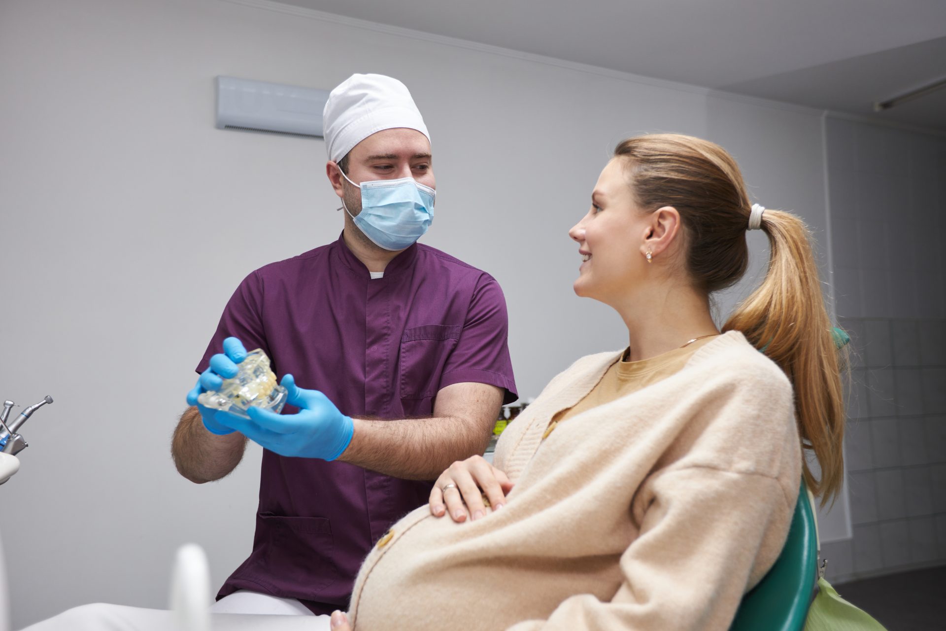 o tratamento odontológico é seguro e importante durante a gestação, com atenção especial às necessidades e precauções específicas para gestantes em diferentes estágios da gravidez